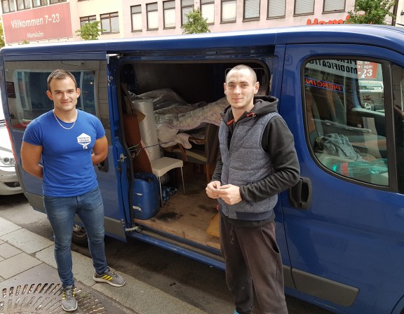 Dvojice stěhováků připravená na stěhování ze Švédska do Česka v rámci služby mezinárodní stěhování