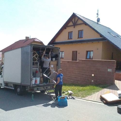 Stěhováci nakládající nábytek do dodávky při stěhování rodinného domu z okolí města Brno.