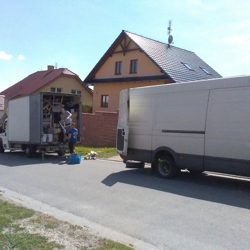 Stěhování do Brna z rodinného domu za pomocí stěhováků nakládajících vybavení domu do dodávek