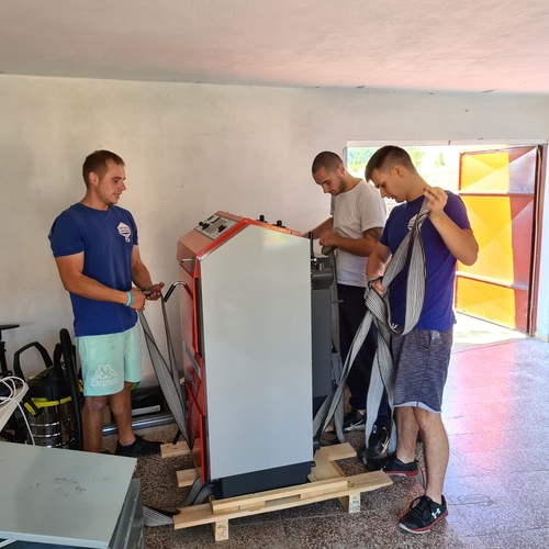 Stěhování těžkého břemene, 340 kg kotle po točitém schodišti