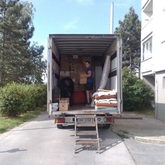 Stěhovací auto naložené nábytkem bytu, který byl stěhován v rámci služby stěhování Brno.