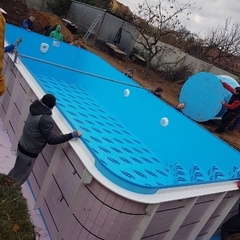 Pokládání velkého bazénu na zahradu za pomocí profesionální stěhovací firmy Stěhování Gradas z Brna 