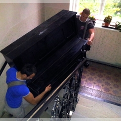 Stěhování klavíru zvládáme i bez výtahu po schodišti